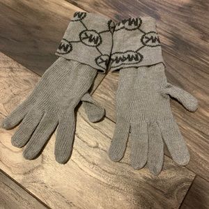 Michael KOrs gloves